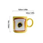 Kreative Kaffeetasse mit großen Augen für den Weihnachtsbaum