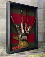 Schauerlicher Freddy Krueger Handschuh und Pullover in Schattenbox