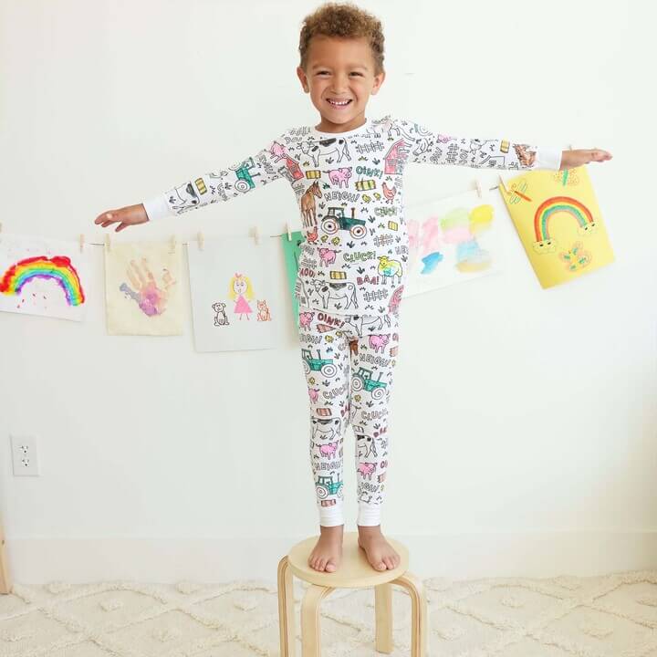 Selbstgestaltbarer Kinderpyjama zum Ausmalen