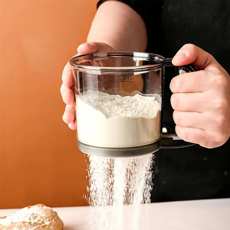 Mehl-Sieb mit Druckgriff – 250 ml Backhilfe