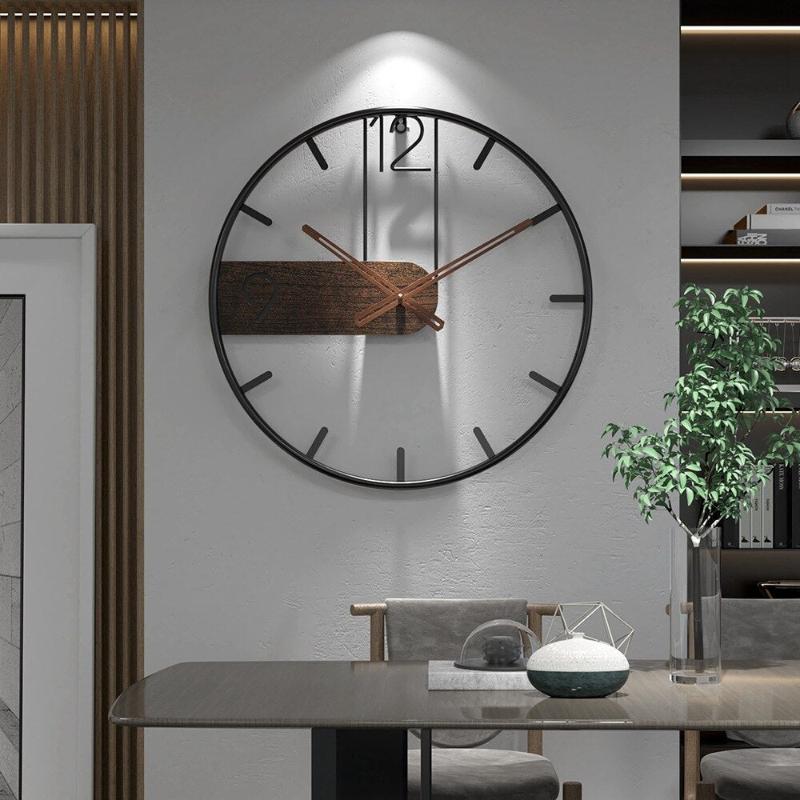 Elegante Wanduhr aus Edelstahl und Nussbaumholz