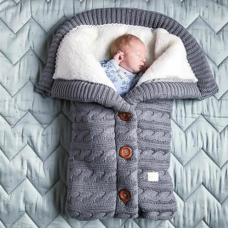 Gefütterter Babyschlafsack mit Kapuze – Weicher Strickstoff