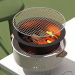 Kompakter Holzkohlegrill mit Holzgriffen und Belüftung