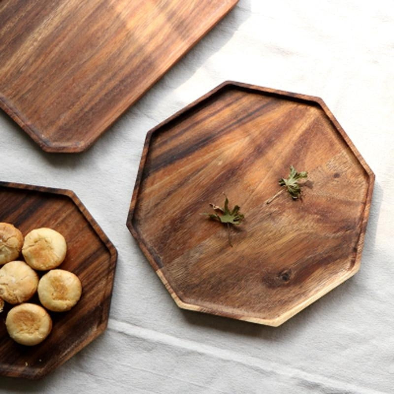 Achteckige Servierplatte aus Holz mit kunstvollem Design