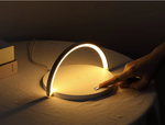 Moderne Nachttischlampe mit kabellosem Ladegerät