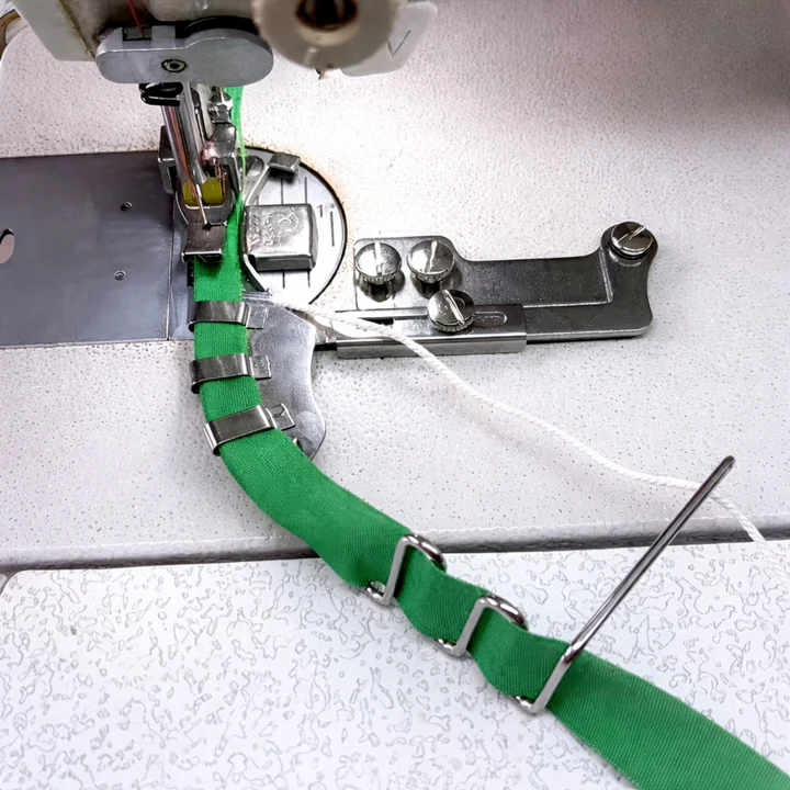 Professionelle Faltvorrichtung für Schrägband – Präzise Kanten bei jedem Stich