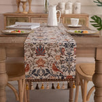 Rustikaler Tischläufer mit floralen und tierischen Motiven