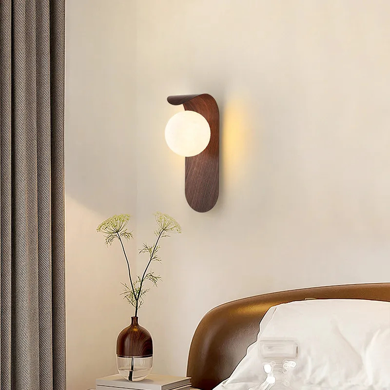 NaturaLuxe | Elegante Wandlampe aus Nussbaum für stilvolle Akzente