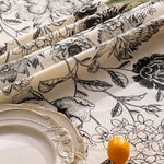 Elegante schwarze Tischdecke mit floralen Quasten für jeden Anlass
