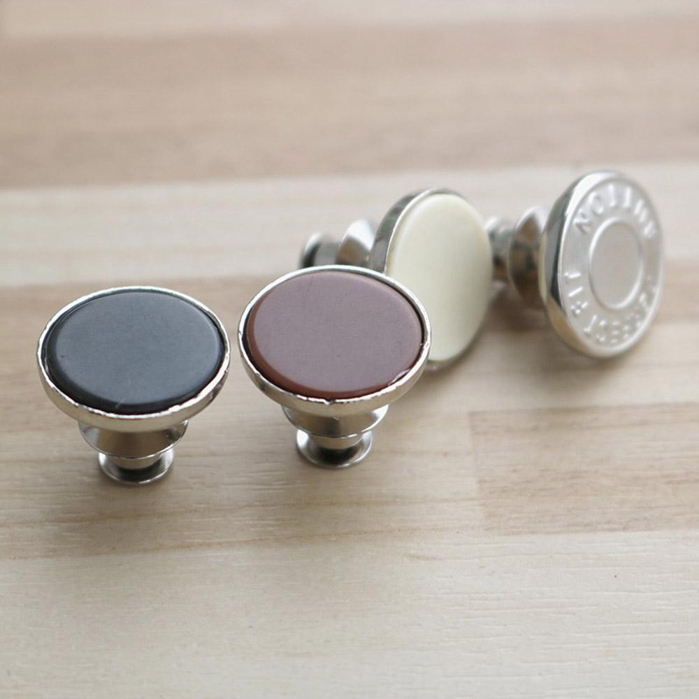 QuickFix – Replace buttons on trousers in an instant