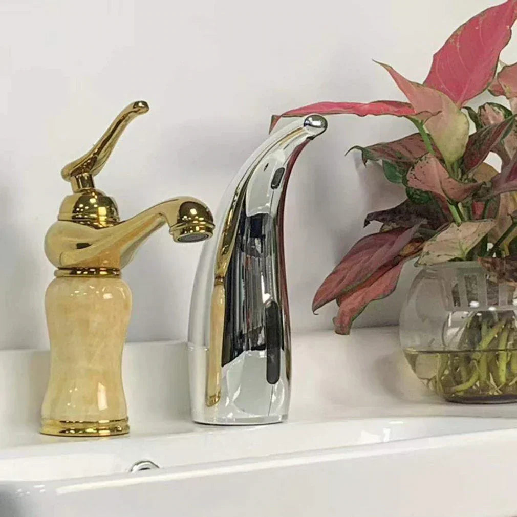 Automatischer Seifenspender "HygiFlow" mit Sensor und modernem Design