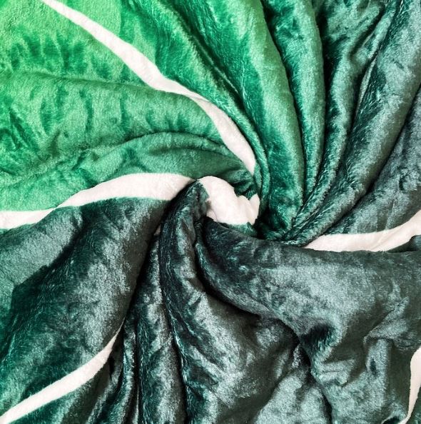 Leaf-shaped Snuggle Blanket – Cozy and Stylish