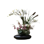 Moderne Vase mit realistischer Blumenanordnung