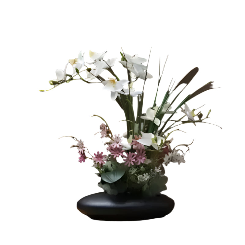 Moderne Vase mit realistischer Blumenanordnung