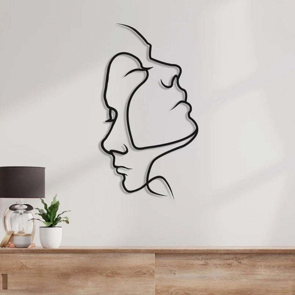 Minimalistische Wanddekoration mit abstrakter Liebesdarstellung
