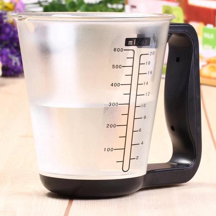 Präzise Küchenwaage mit Messbecher | KüchenGuru
