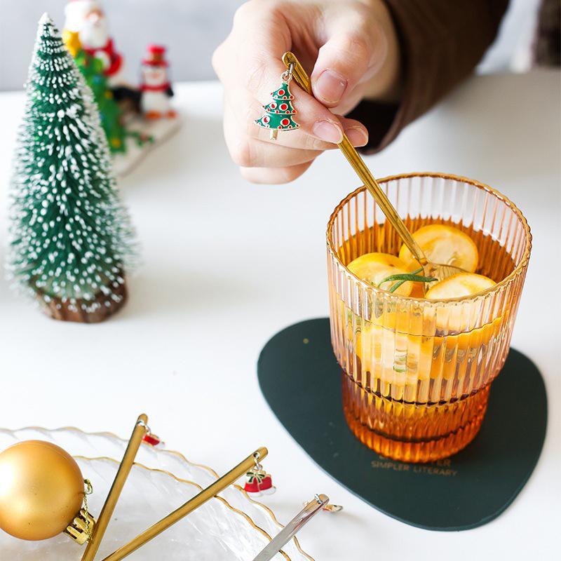 Geschenkset aus Metalllöffeln für Weihnachtsdekorationen zuhause