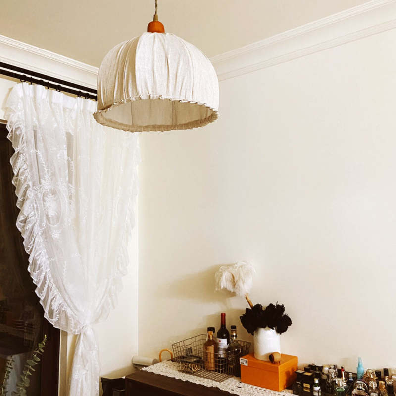 Minimalistische skandinavische LED Pendelleuchte mit beigem Stoffschirm für Wohnzimmer und Esszimmer, höhenverstellbar