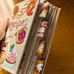 Kochbuch aus Handarbeit – Spritzwasserfeste Seiten & Gestickter Einband
