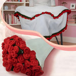 Florale Eleganz – Handgefertigte Tagesdecke mit 3D-Rosenmuster