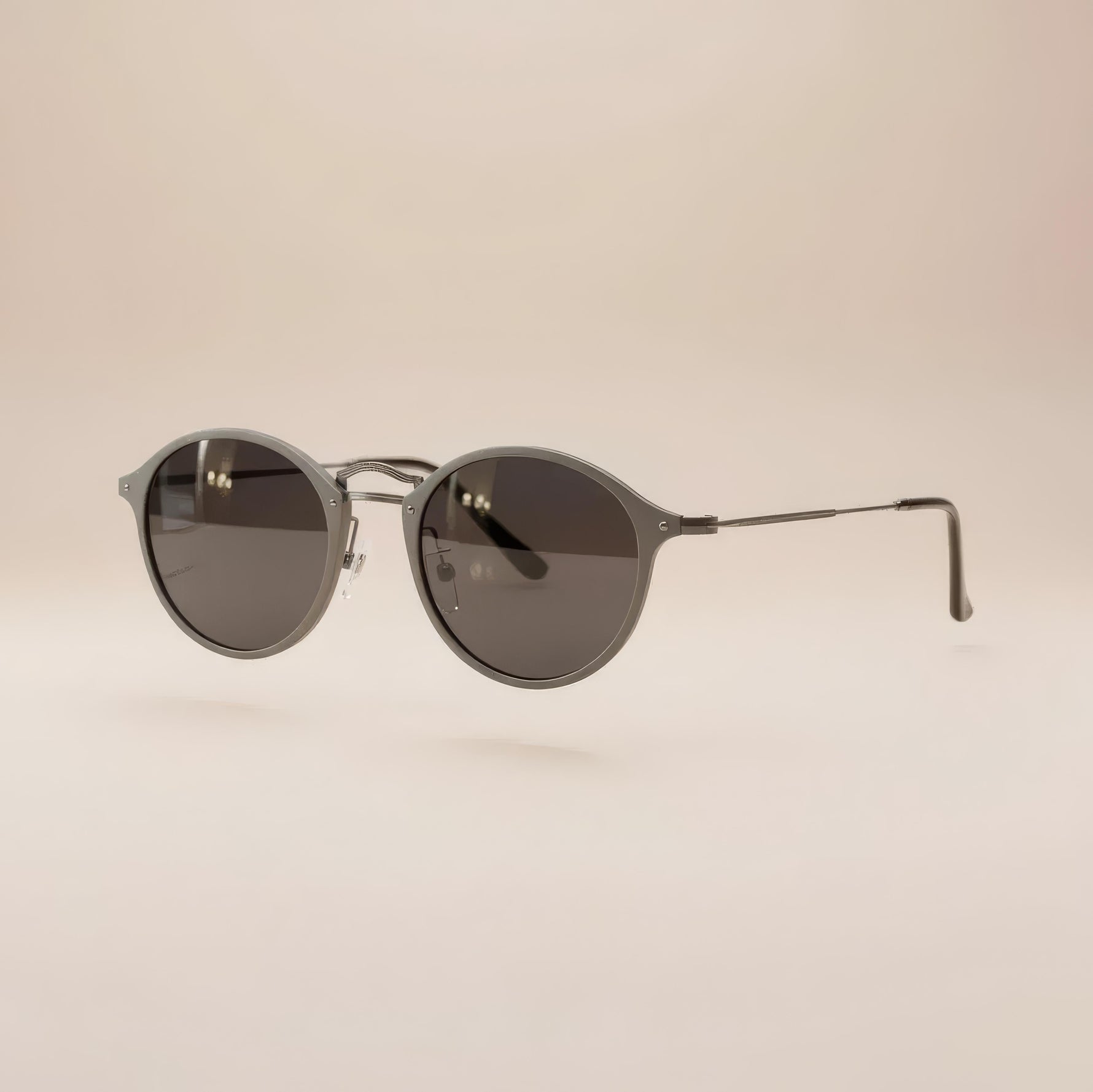LuxeVision – Fashionable Men's Sunglasses UV400