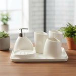 Elegantes Badezimmer-Set mit Seifenspender und Bechern