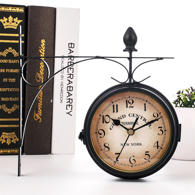Zweiseitige Vintage Wanduhr - Stilvoller Zeitmesser für Ihr Zuhause
