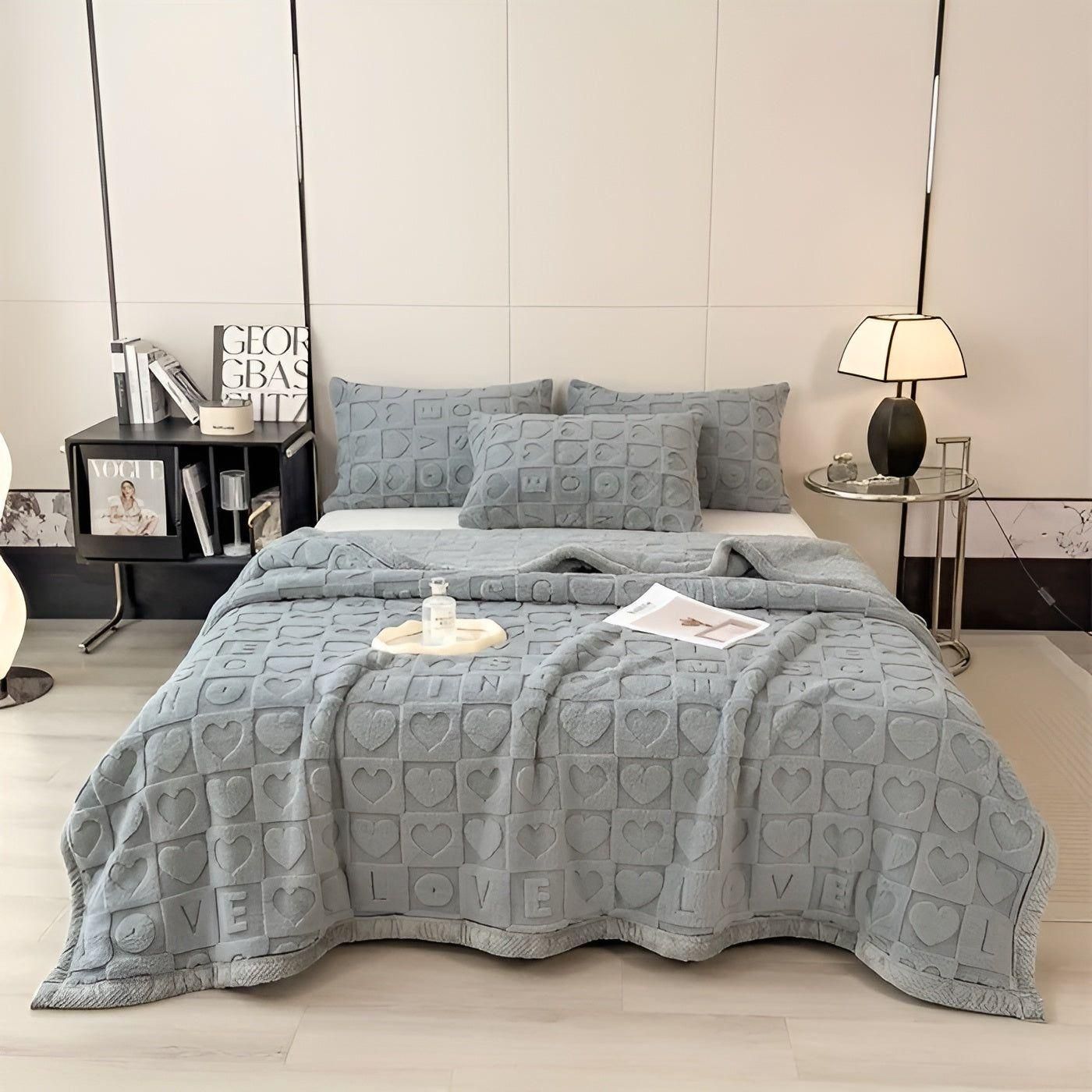 Warmes Fleece Winterdecke mit doppelseitigem Herz- und Buchstabendesign