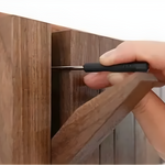 Eleganter Massivholz-Kleiderschrank im skandinavischen Stil