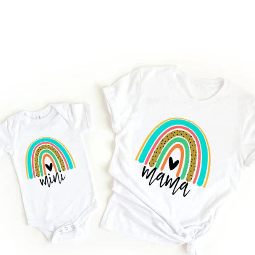 Passendes T-Shirt und Strampler im Regenbogen-Design für Mama und Tochter
