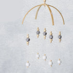 Baby-Mobile aus Buchenholz mit stilvollen Holzperlen