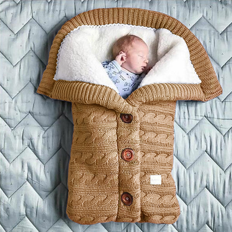 Gefütterter Babyschlafsack mit Kapuze – Weicher Strickstoff