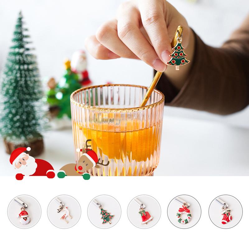 Geschenkset aus Metalllöffeln für Weihnachtsdekorationen zuhause