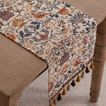 Rustikaler Tischläufer mit floralen und tierischen Motiven