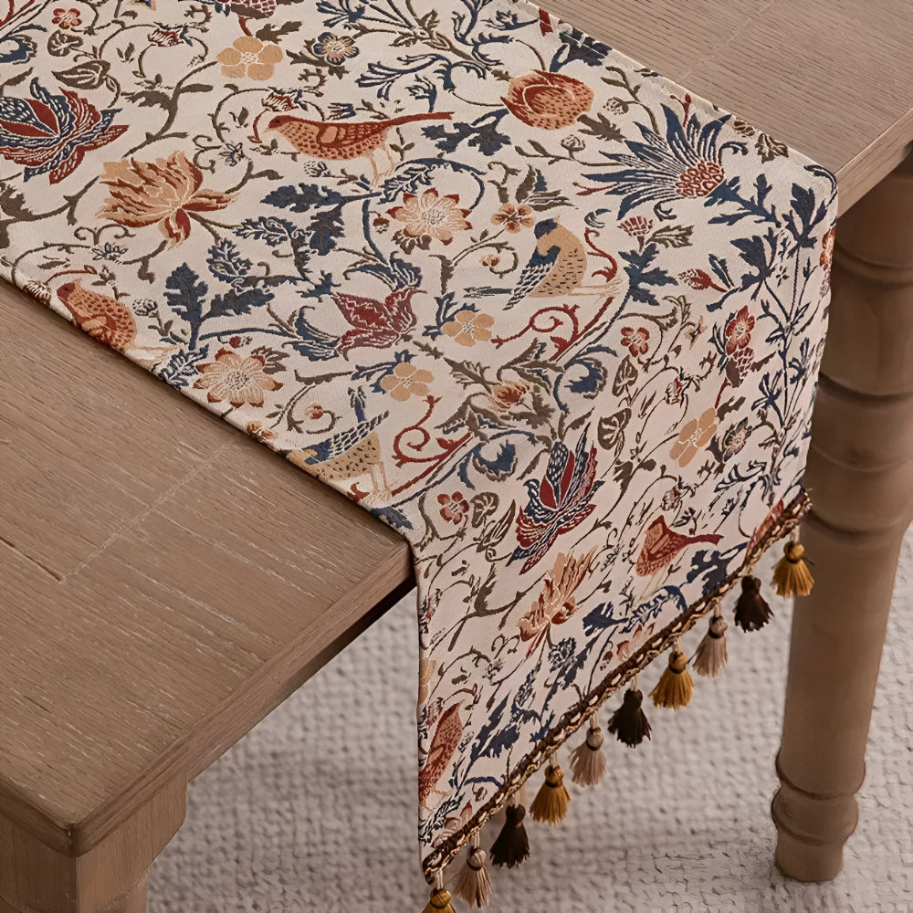 Rustikaler Tischläufer mit floralen und tierischen Motiven