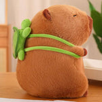 Kuschelige Capybara mit hilfreichem Schildkröten-Rucksack