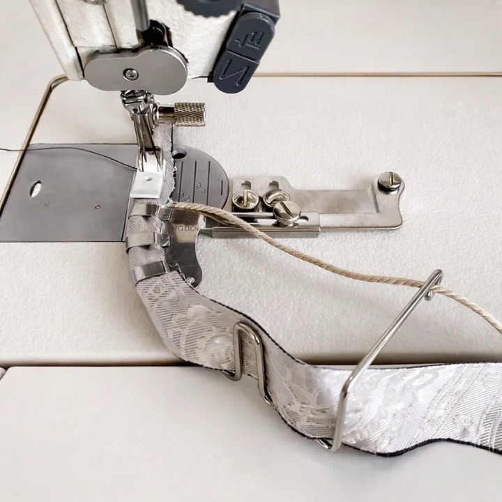 Professionelle Faltvorrichtung für Schrägband – Präzise Kanten bei jedem Stich