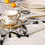 Elegante schwarze Tischdecke mit floralen Quasten für jeden Anlass