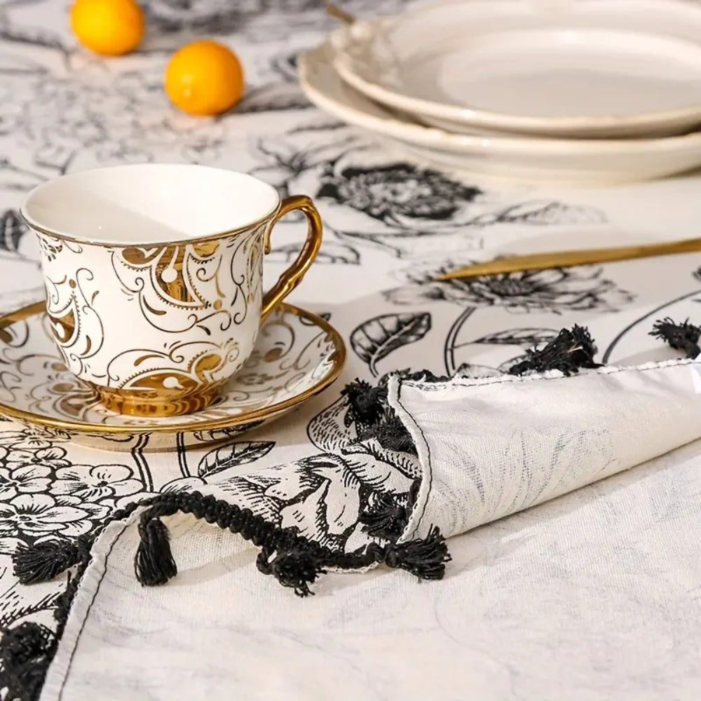 Elegante schwarze Tischdecke mit floralen Quasten für jeden Anlass