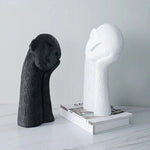 Skulptur einer ruhenden abstrakten Figur