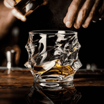 Elegantes Kristall-Whiskyglas mit Facettenmuster