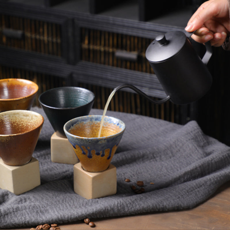 Große Keramikkaffeetasse mit konischer Nahtbasis - Becher und Untersetzer Set