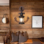 Rustikale Wandlampe aus Holz mit Voltyx Laterne