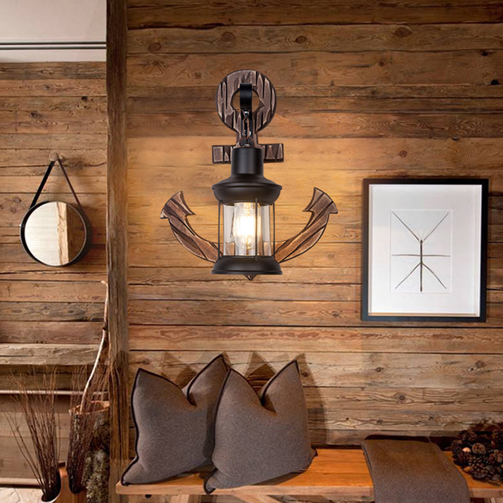 Rustikale Wandlampe aus Holz mit Voltyx Laterne