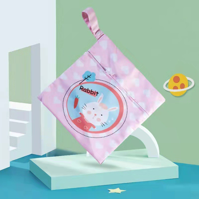 Windeltasche mit Reißverschluss – Wasserdichter Wetbag für den Kinderwagen