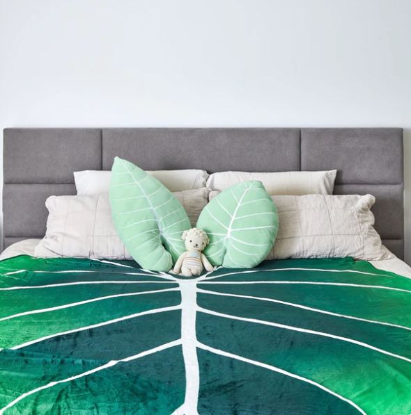 Leaf-shaped Snuggle Blanket – Cozy and Stylish
