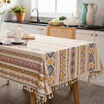 Elegante Ethno-Tischdecke mit stilvollen Quasten