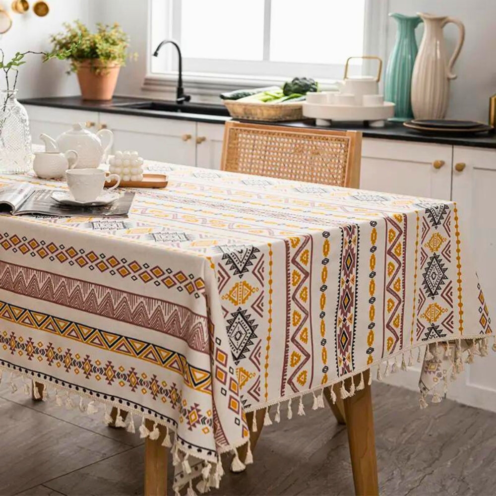 Elegante Ethno-Tischdecke mit stilvollen Quasten