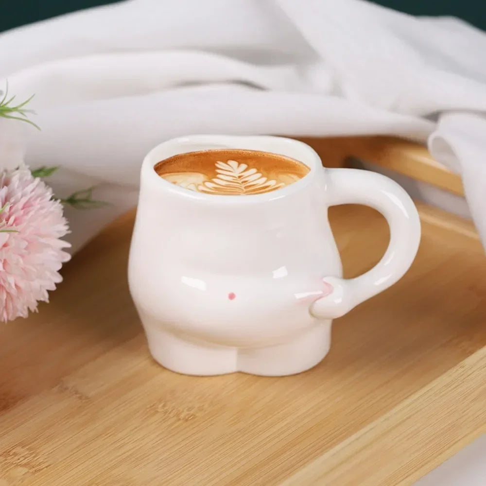 Charmante Keramiktasse mit rundem Bauchdesign