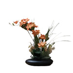 Moderne Vase mit realistischer Blumenanordnung